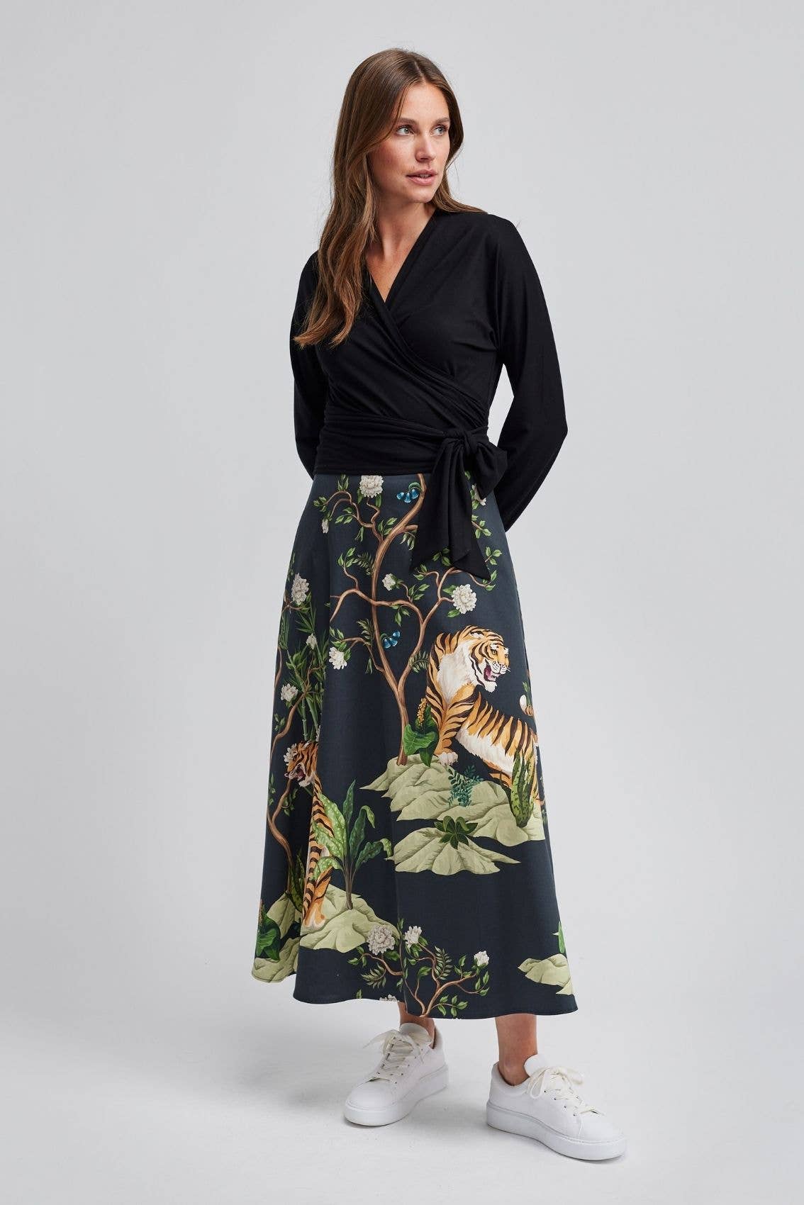 Maxi skirt with tiger print black: L