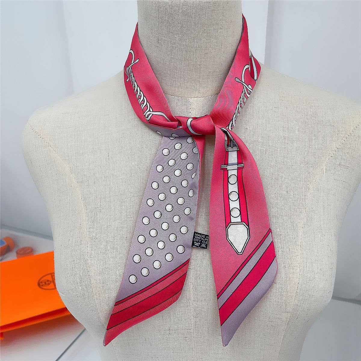 Chain Ribbon Scarf and Round Orange Gift Box: Black
