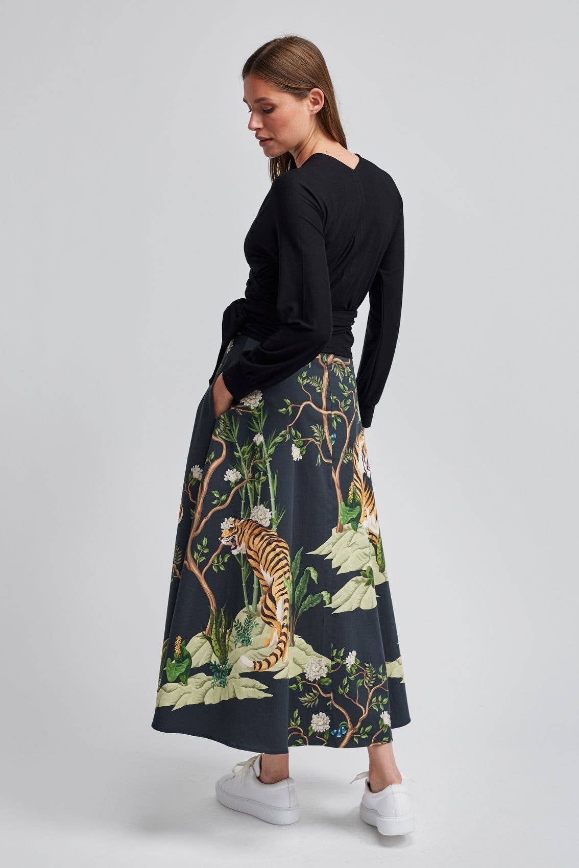 Maxi skirt with tiger print black: L