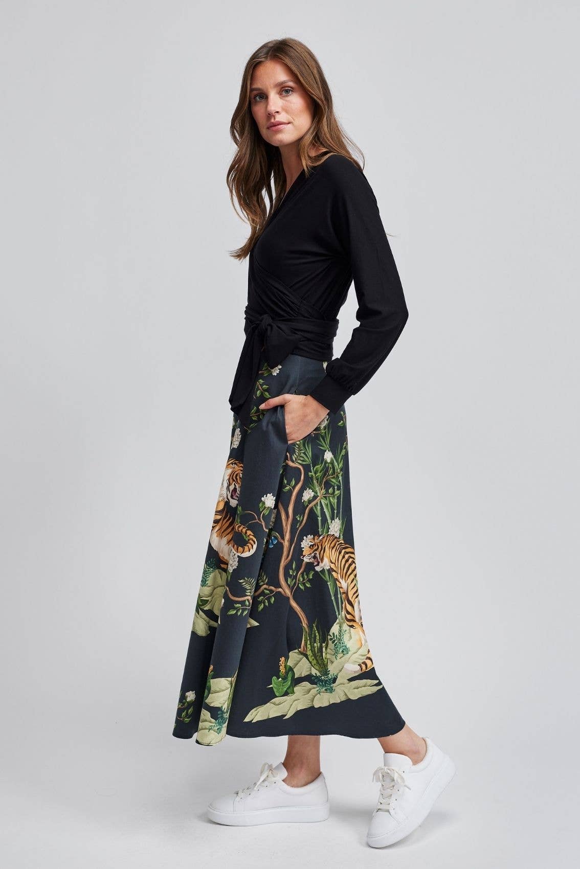 Maxi skirt with tiger print black: L