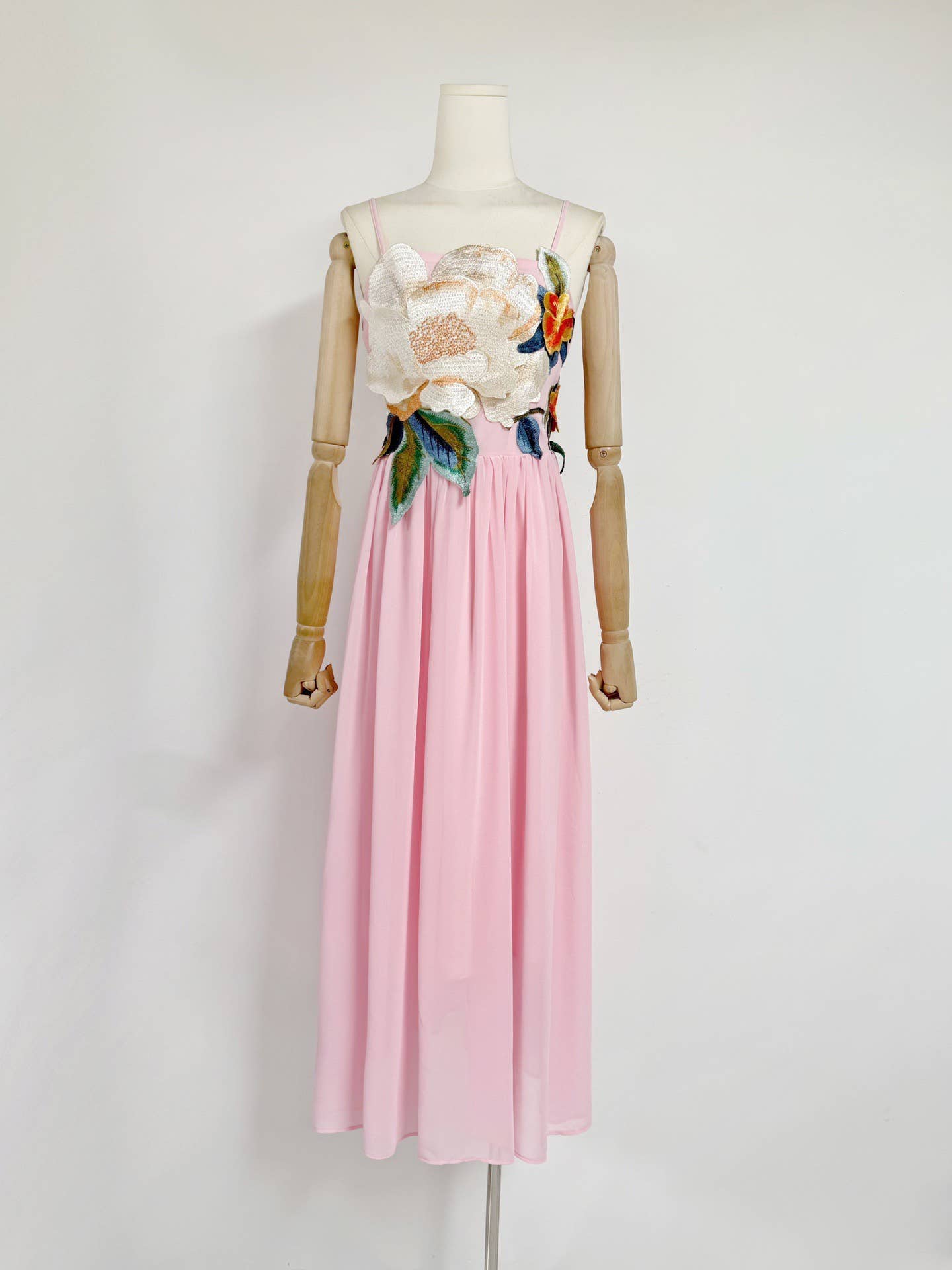 DR533Y Elegant Summer Embroidered 3D Floral Suspender Dress: White / English / M